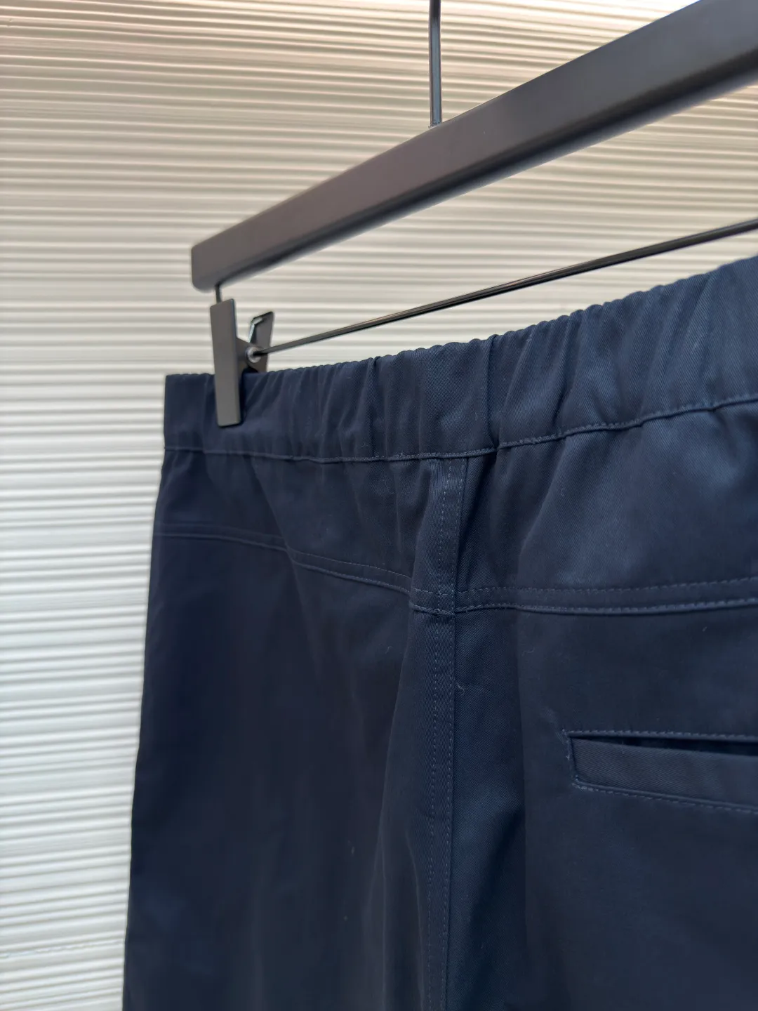 LOUIS VUITTON alloy waist button shorts ●Authentic product: 8000 purchased and developed ●Item number: 1680554-B05 ●Fabric: silk cotton fabric ●Technology: singeing ●Version: fitted version ●Weight: about 335 grams ●Size: 44-46-48-50 ●Description: The fabric is made of 60s*60s twill imitation Tencel cotton. The gray fabric is singed and then mercerized and then dyed in an air flow cylinder. The finished fabric has a satin luster like Tencel. It is matched with a small mesh lining made of 75D nylon. The mold is made to customize the aluminum alloy hardware. Six-hole screws are assembled manually. The aluminum alloy is tinned and colored by electroplaters. The surface shows brushed waterfall lines, and a rectangular puller with logo is used in the front and center. The overall wiring is straight and delicate, the fabric is comfortable and soft, and the color is consistent without color difference. It can be matched with the same style to create a fashionable look and control various occasions. Customized accessories, complete with three standards, same style for men and women!